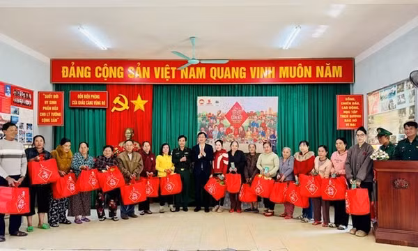 Chăm lo Tết cho đồng bào nơi tuyến đầu Tổ quốc
