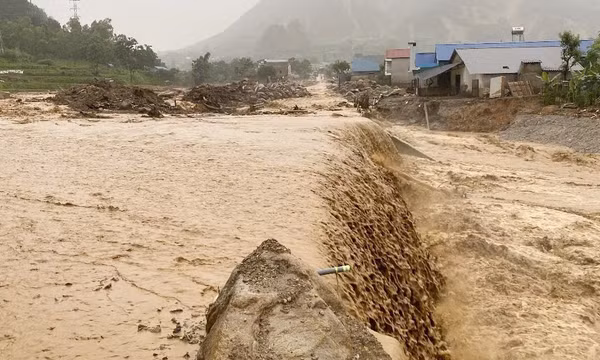 Lai Châu: Mưa lớn gây sạt lở, chia cắt Quốc lộ 32 và Quốc lộ 279 qua Mường Than