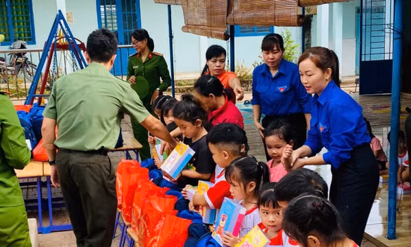 Cô giáo trẻ vùng sâu nhận Giải thưởng 'Thanh niên sống đẹp' 2025
