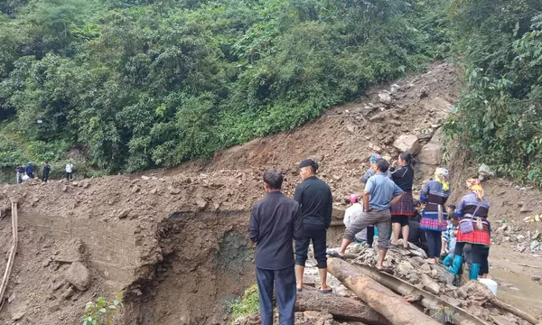 Ảnh hưởng bão số 10: Sạt lở nghiêm trọng gây ách tắc giao thông đi Mù Cang Chải