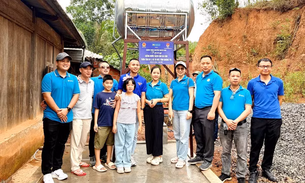 Mang nguồn nước sạch về bản làng vùng cao Tà Rụt