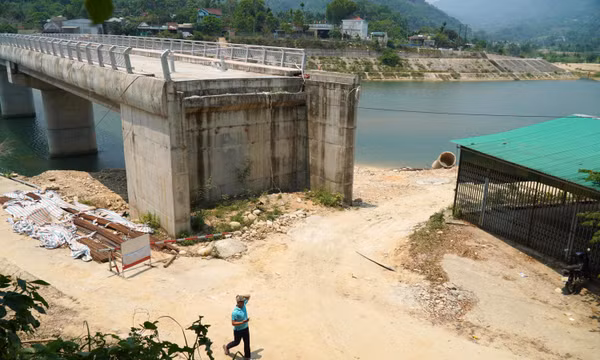 Cầu tiền tỷ 'đắp chiếu' do 'tắc' đường dẫn​