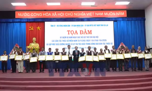 Tôn vinh người có uy tín, củng cố thế trận lòng dân