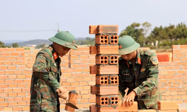 Dồn lực hoàn thành 60 căn nhà cho đồng bào M’Nông ở vùng biên Quảng Trực