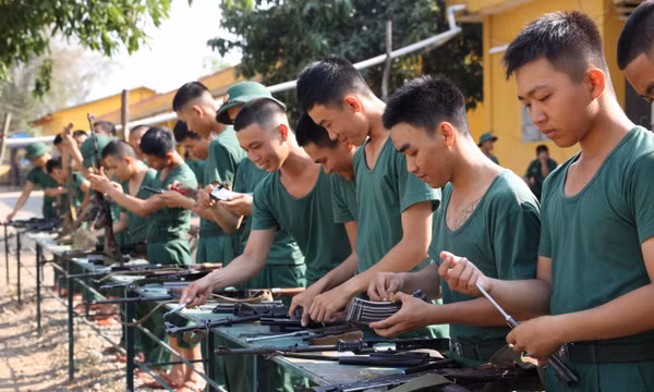 Chiến sĩ mới vượt khó trên thao trường huấn luyện