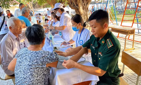 Cấp phát thuốc miễn phí, tặng quà đồng bào vùng biên giới Tây Ninh