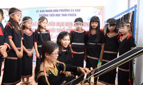 Đưa bản sắc văn hóa vào trường học thông qua môn Giáo dục địa phương