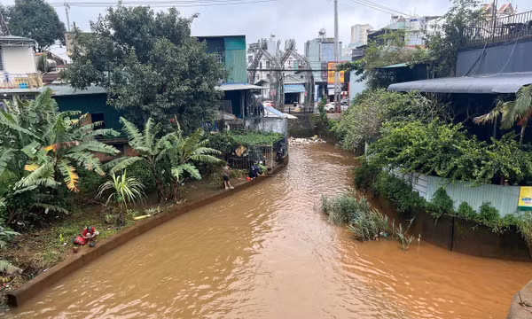 Kịp thời giúp dân trong mưa lớn, vượt dòng nước xiết