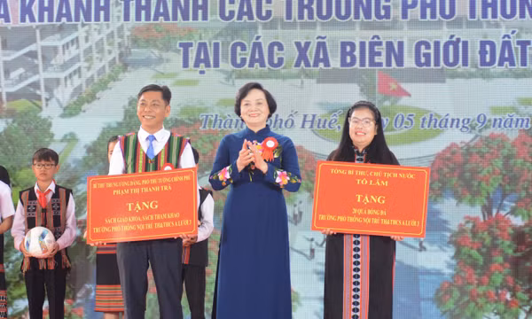 Phó Thủ tướng Phạm Thị Thanh Trà dự khai giảng tại xã A Lưới 3, thành phố Huế