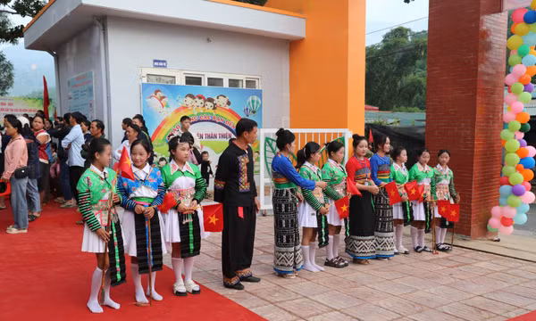 Rộn ràng trước giờ khai giảng tại trường phổ thông nội trú liên cấp nơi biên giới