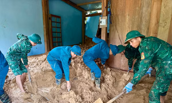 Bộ đội Biên phòng giúp đỡ nhân dân La Dêê tổ khắc phục hậu quả do mưa lũ