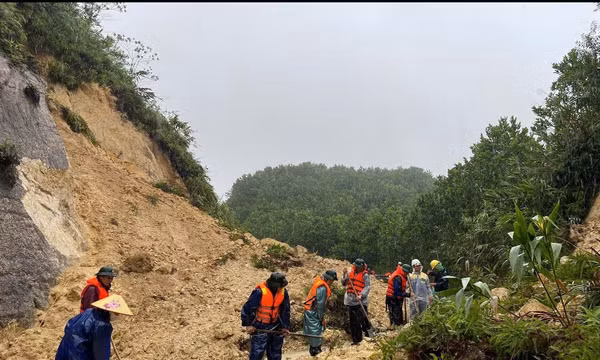 Bộ đội Biên phòng giúp đỡ người dân di chuyển khỏi vùng nguy hiểm do mưa lũ