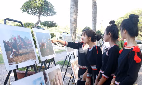 Triển lãm ảnh nghệ thuật 'Sắc màu các dân tộc Việt Nam'