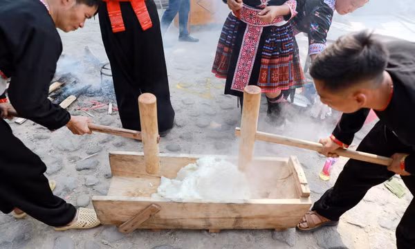 Thi giã bánh giầy của đồng bào dân tộc Mông ở Lai Châu