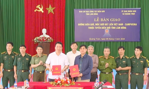 Cử tri xã Xuân Hưng tìm hiểu danh sách thông tin người ứng cử Đại biểu Quốc hội và HDND các cấp tại Khu vực bỏ phiếu số 12.