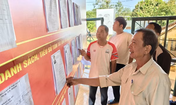 Già làng, người có uy tín làm cầu nối trong tuyên truyền bầu cử