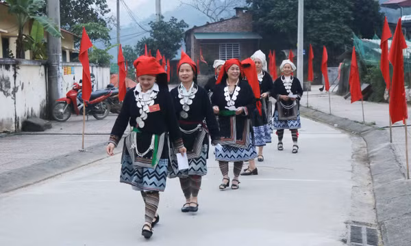 Không khí ngày bầu cử lan tỏa từ giảng đường số hóa đến vùng quê cách mạng