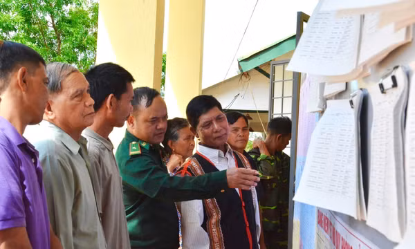 Bầu cử Quốc hội và HĐND: Phát huy vai trò của già làng, người có uy tín ở vùng biên