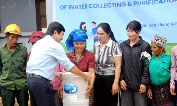 Quảng Trị trao tặng trang thiết bị lọc nước cho các hộ dân miền núi khó khăn