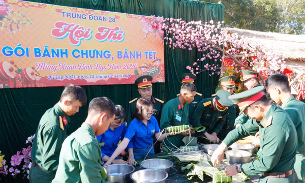 Mang Tết đến với chiến sĩ trẻ