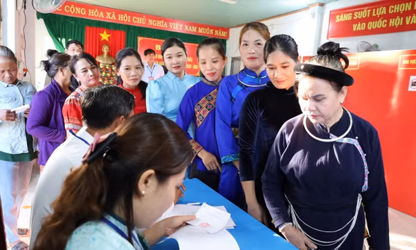 Cử tri tại các công trình trọng điểm và đồng bào các dân tộc, tôn giáo đi bỏ phiếu đầy đủ