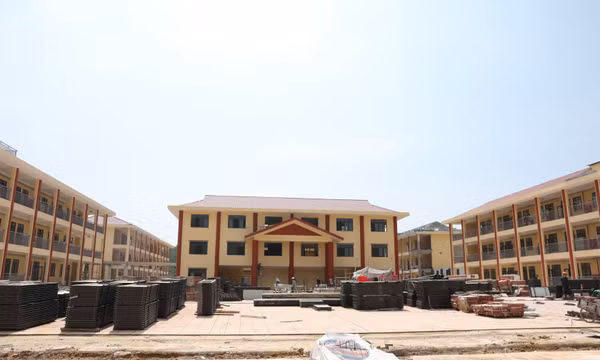 Cận cảnh công trường xây dựng Trường Phổ thông nội trú liên cấp ở vùng biên xứ Lạng