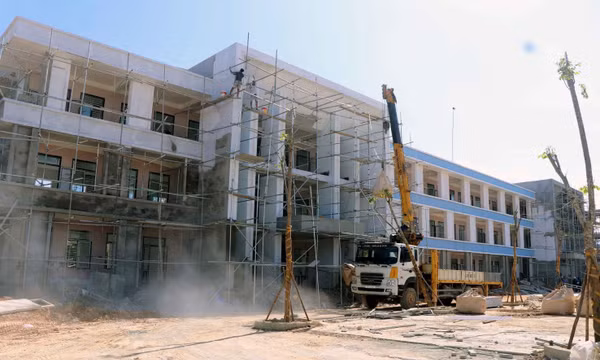 Tăng tốc về đích, sẵn sàng đón học sinh vùng biên đến trường