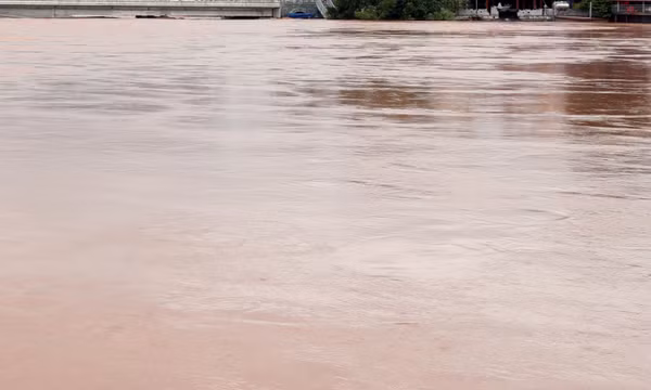 Lạng Sơn cứu vớt kịp thời 7 người bị lật xuồng máy do nước chảy xiết