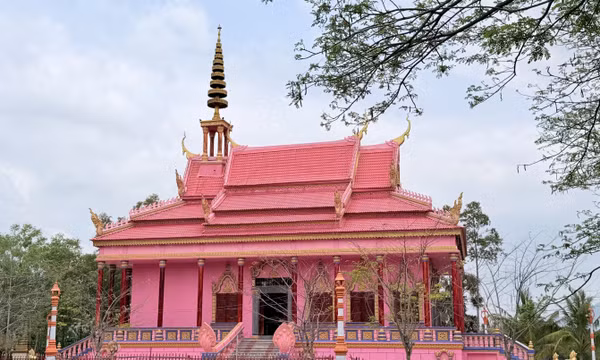 Ngôi chùa Nam tông Khmer màu hồng độc đáo