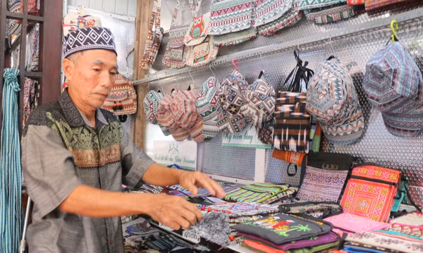 Giữ lửa nghề dệt thổ cẩm của người Chăm An Giang