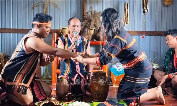 Lễ cầu hôn theo chế độ mẫu hệ của người Jrai