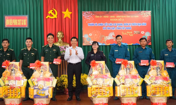 Động viên các lực lượng bảo vệ an toàn tuyến biên giới, giữ bình yên cho nhân dân đón Tết