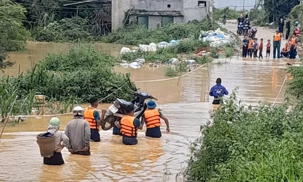 Học sinh một số điểm trường ở Tà Đùng (Lâm Đồng) tạm nghỉ học do ngập lụt