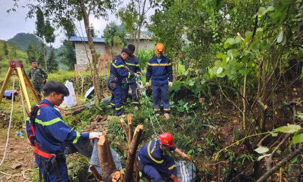 Đưa thi thể nạn nhân khỏi hang đá sâu 40 m