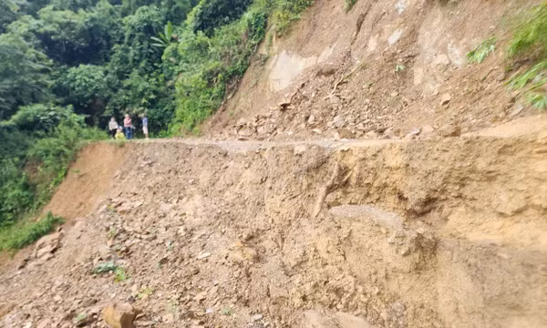 Nghệ An: Mưa lớn gây sạt lở, hàng trăm người dân bản Na Ngân bị cô lập