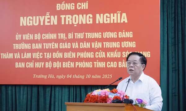 Đồng chí Nguyễn Trọng Nghĩa thăm, tặng quà quân và dân khu vực biên giới tỉnh Cao Bằng