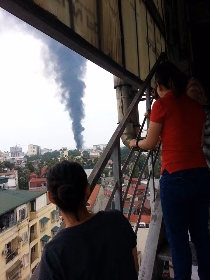 Nổ xe bồn chở xăng, cháy hai ngôi nhà ở Hà Nội ảnh 2