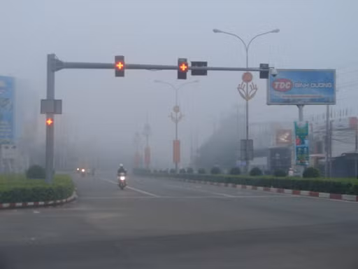 Thí sinh thi tốt nghiệp 'phấn chấn' vì sương mù hiếm gặp ảnh 1