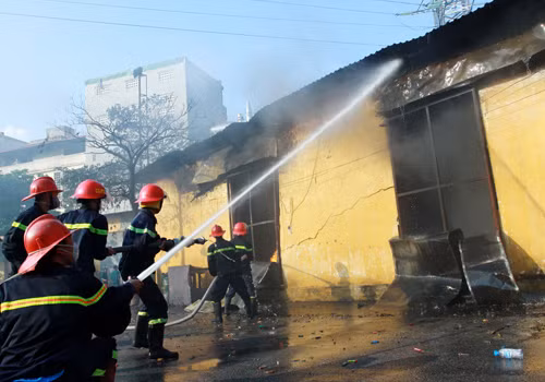Cháy lớn thiêu rụi kho hàng tại Hà Nội ảnh 4