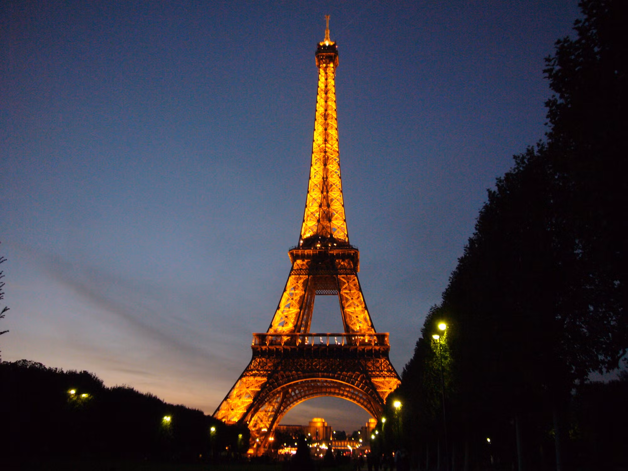 Tháp Eiffel biến thành bộ trống khổng lồ ảnh 1