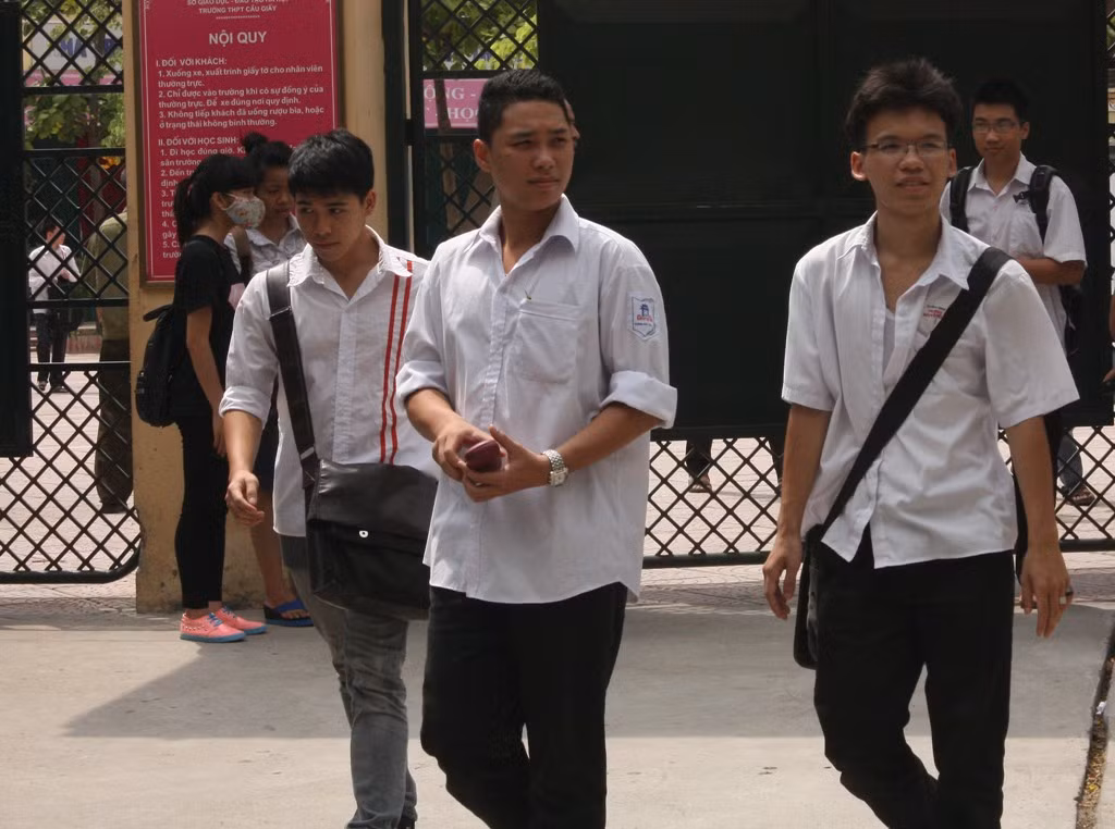 Hình ảnh thí sinh kết thúc môn thi tốt nghiệp đầu tiên ảnh 4