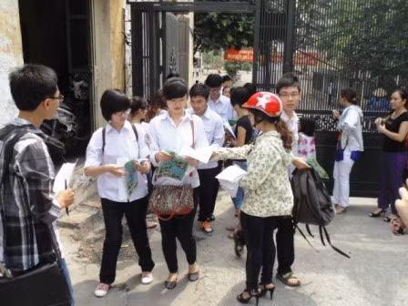 Hình ảnh thí sinh kết thúc môn thi tốt nghiệp đầu tiên ảnh 9