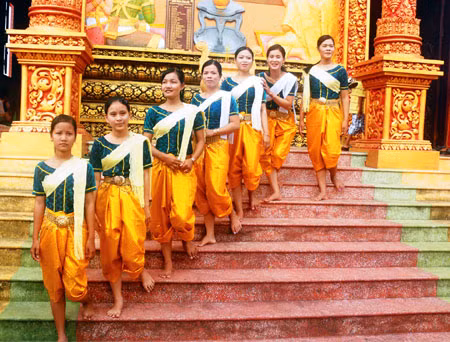 Trang phục truyền thống của phụ nữ Khmer ảnh 1