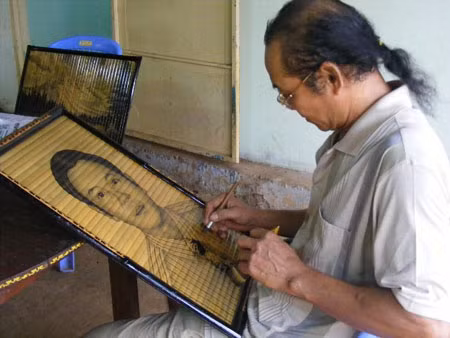 Họa sĩ nông dân vẽ tranh bằng khói bếp ảnh 1