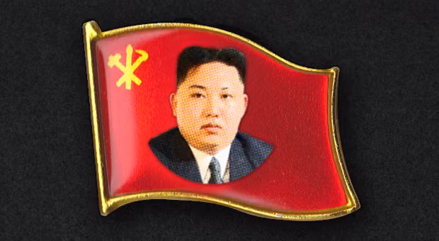 Người Triều Tiên đeo huy hiệu hình ông Kim Jong un ảnh 1