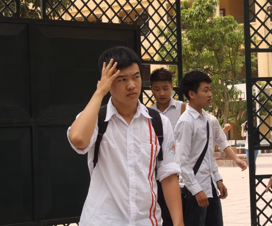 Hình ảnh thí sinh kết thúc môn thi tốt nghiệp đầu tiên ảnh 6
