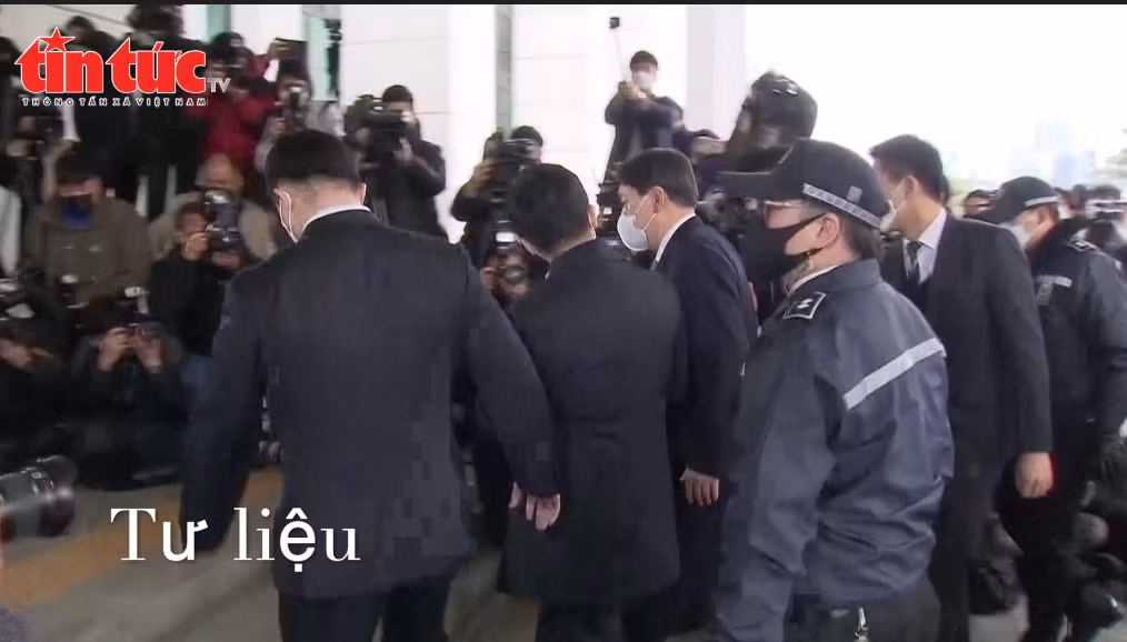 Toà án Hàn Quốc phê chuẩn lệnh tạm giữ Tổng thống Yoon Suk Yeol để thẩm vấn