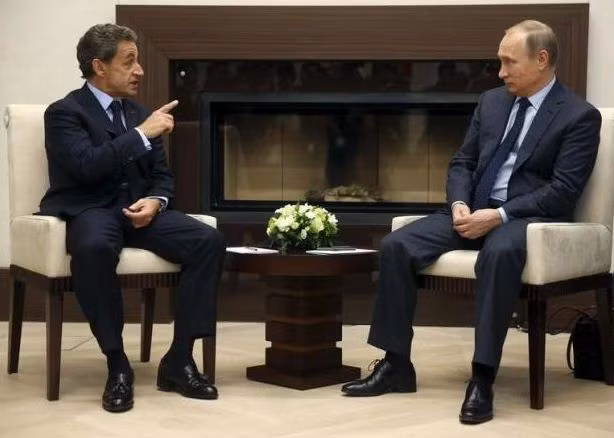 Cựu Tổng thống Pháp gây bão dư luận vì đến thăm ông Putin ảnh 1