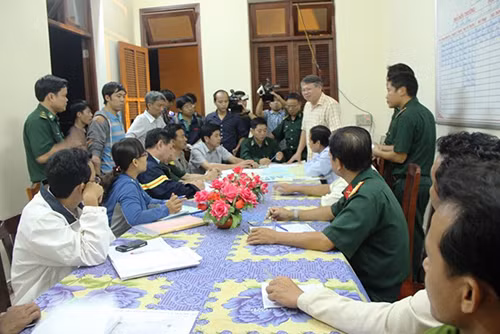 Tiếp tục tìm kiếm người mất tích trong vụ chìm tàu cá trên sông Soài Rạp ảnh 1