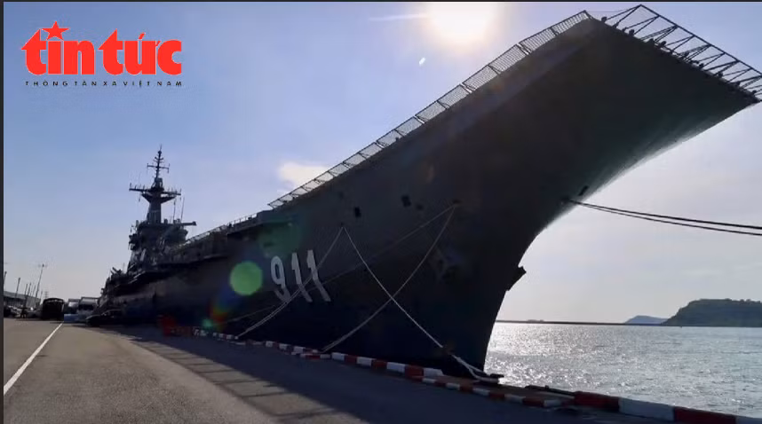 Thái Lan huy động tàu sân bay Chakri Naruebet tham gia cứu trợ trong cơn lũ lịch sử 